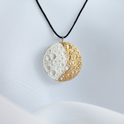 Кулон жіночий "White moon" у формі місяця з білого архітектурного каменю з сусальним золотом 2188504468 фото